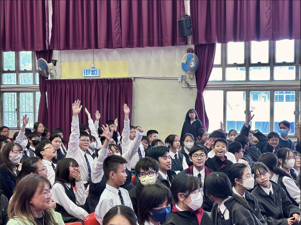 初中同學們踴躍舉手回應