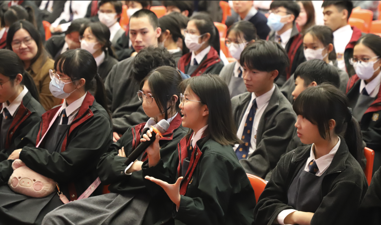 高中同學踴躍發問