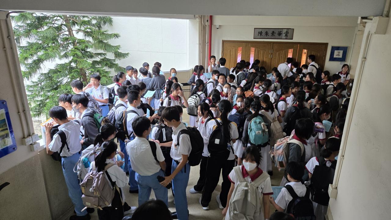 活動開始前同學在禮堂門外一同等候