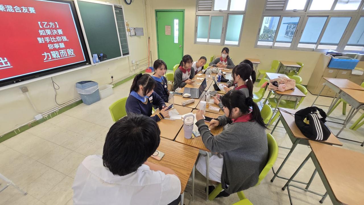 三校同學與新認識的朋友傾談討論