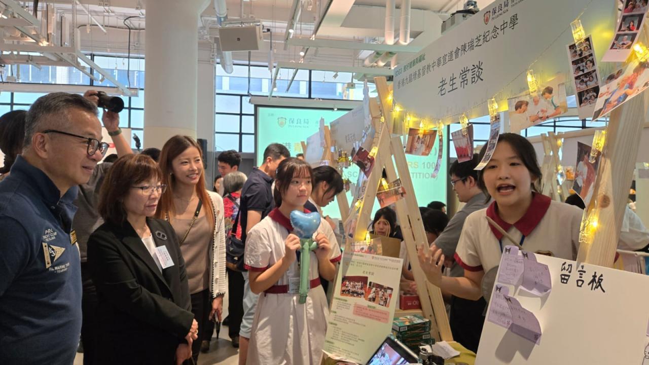 同學向包括教育局副祕書長陳碧華博士在內的評審團簡介成果