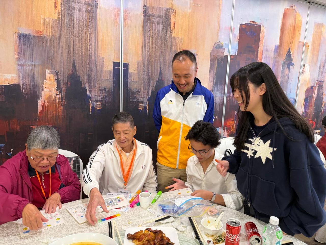 長者細心欣賞本校同學為他們親手製作的生命故事書