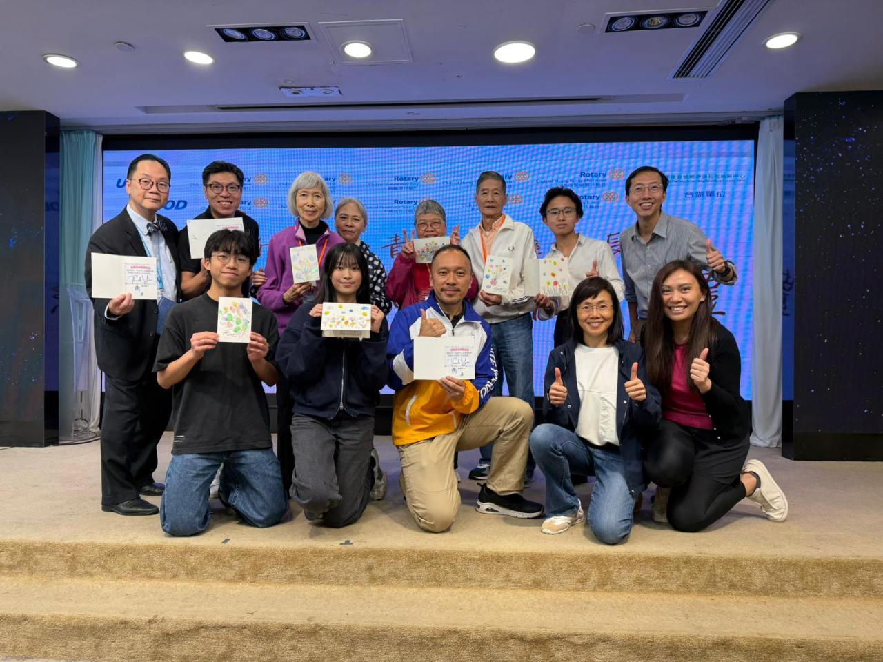 本校同學與長者和愛樂盟扶輪社的義工合照