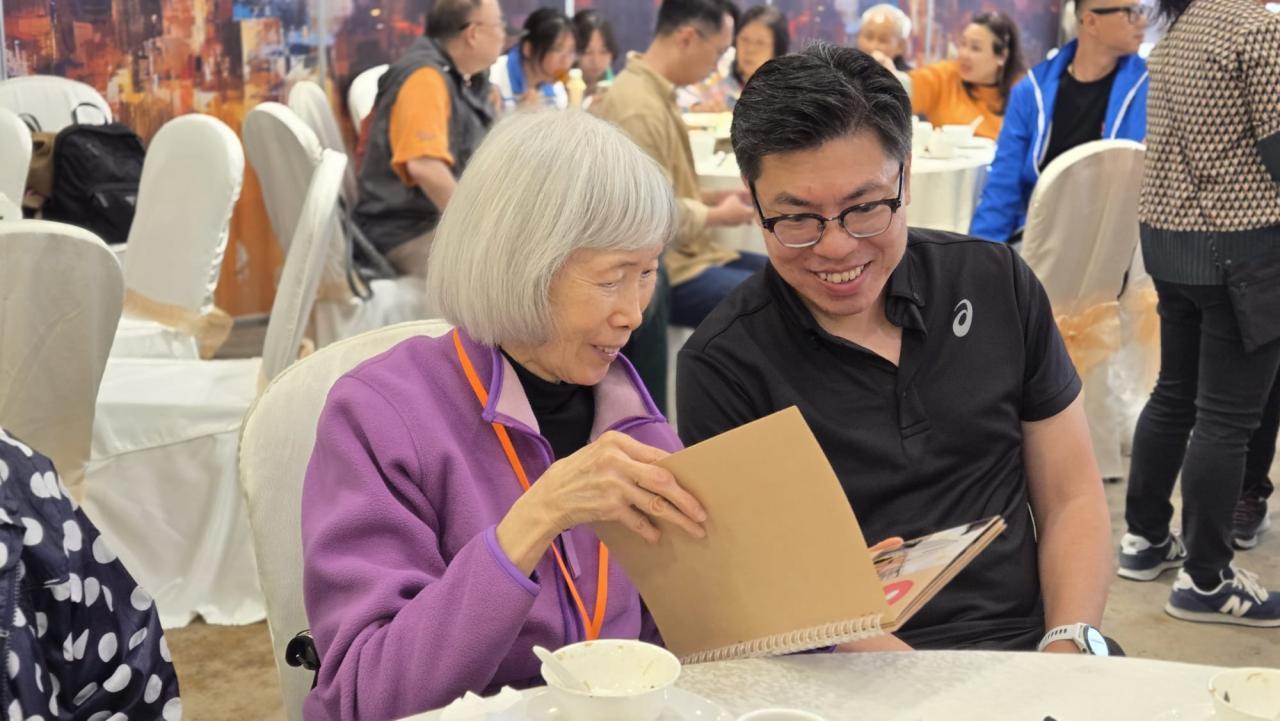 長者細心欣賞本校同學為他們親手製作的生命故事書