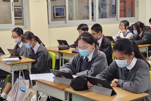  同學於閱讀時段一同閱讀