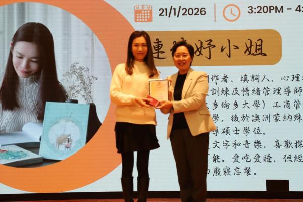 陳校長致送感謝狀給連倩妤小姐