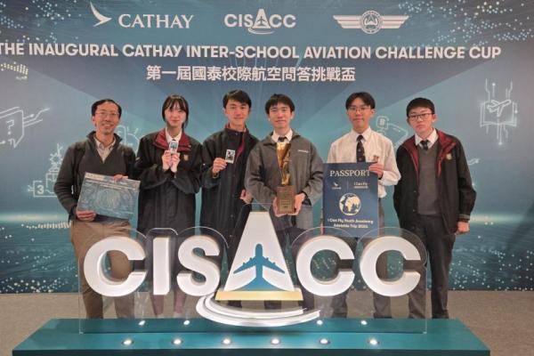 除了三位台上同學，兩位後備同學及副校長亦一同分享得獎喜悅。