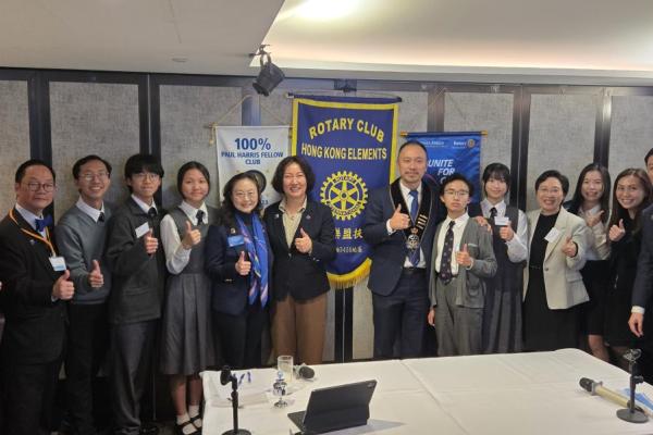 扶輪社眾社友與本校師生合照