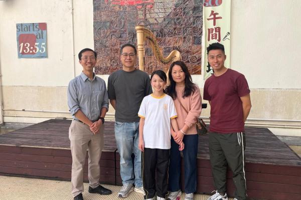 同學與父母及老師合照