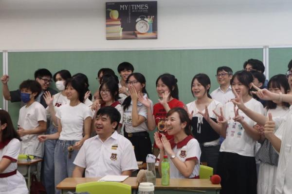 班主任和科任老師穿著校服與同學進行班會活動