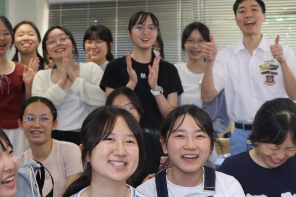 班主任穿著校服與同學進行班會活動
