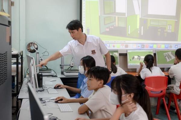 同事穿著校服授課