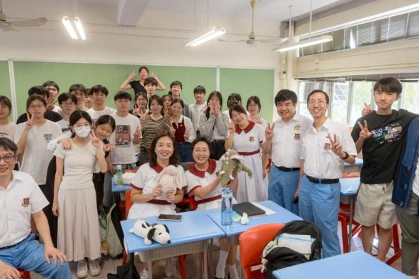 校長、副校和助校探訪各班
