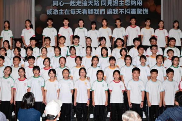 七十多位中一同學出席友愛堂家庭主日獻唱