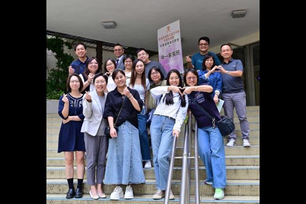 家長義工們與陳校長及胡牧師合照