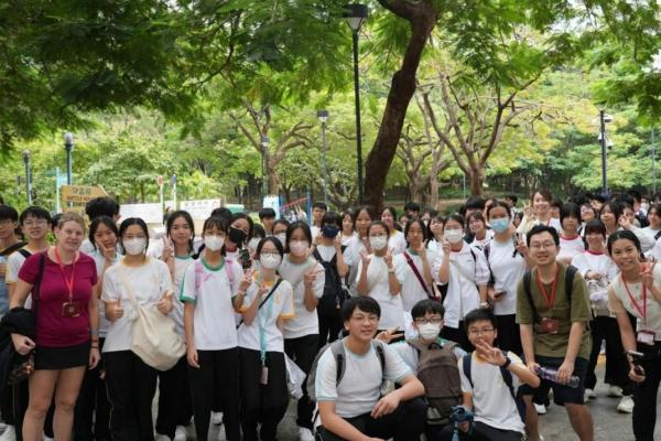 其中一班同學與兩位班主任及外籍老師合照