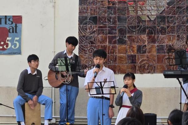 同學主領晨禱會