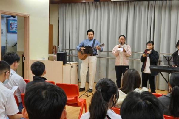 老師在晨禱會分享