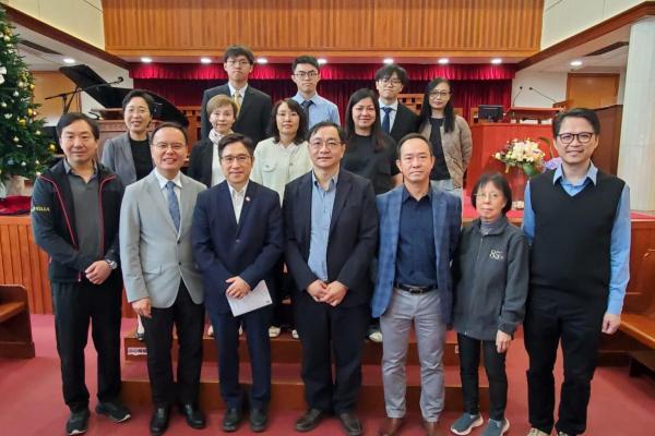 得獎校友及家人，與校監、校董及校長合照