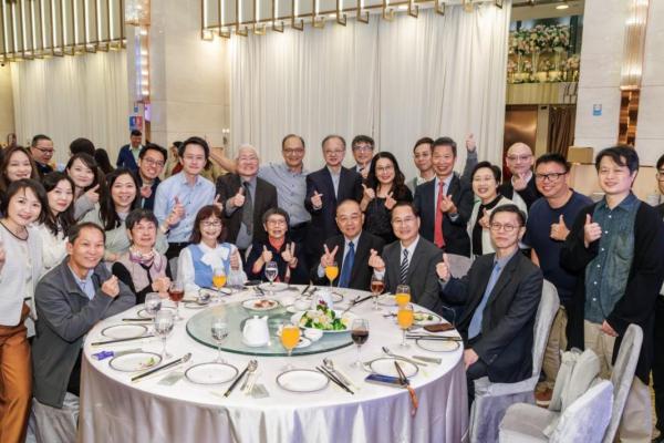 校友與昔日恩師共聚暢談