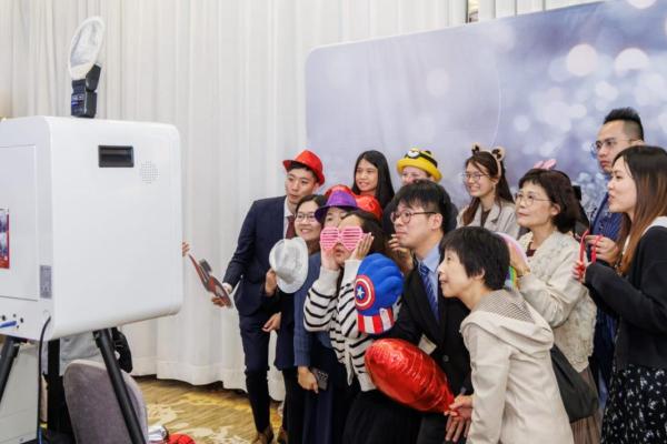 教職員和校友們趣味照相