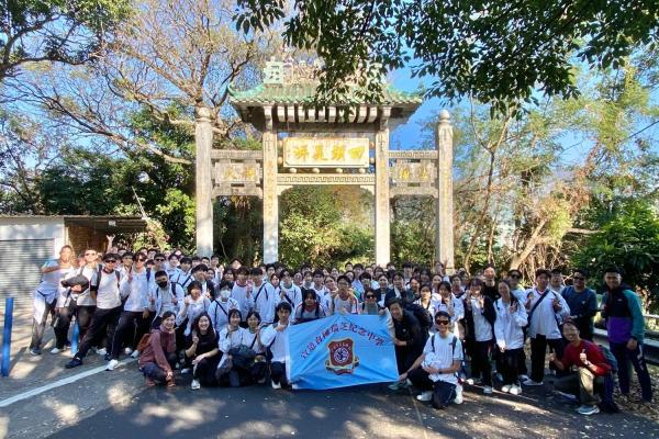 同學們上山前在山腳合照