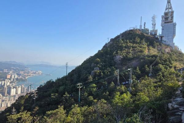 同學們近距離看到每天遠遠望見的青山發射搭