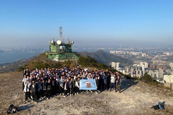 同學們成功登頂後大合照。雖然辛苦，但大家都十分興奮