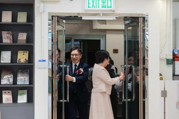 在王香生校監與陳凱茵校長的引領下，眾位嘉賓及同學步入了煥然一新的圖書館。