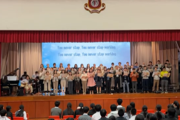 全體老師在詩歌敬拜讚美會獻唱詩歌